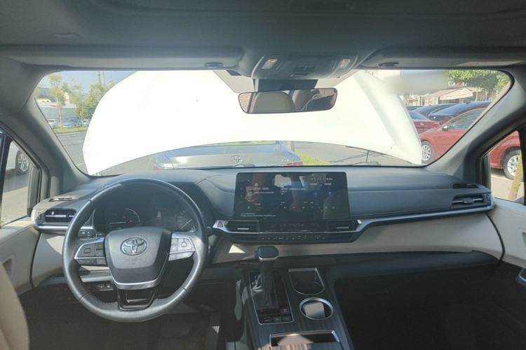 Used Toyota SIENNA 2023 2.5L Hybrid Deluxe Edition Center Console