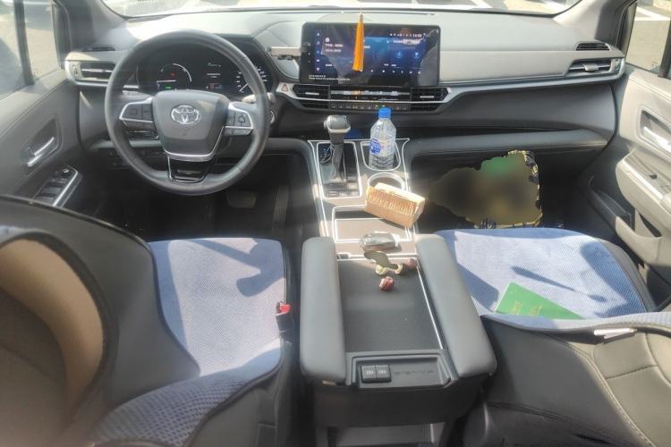 Used Toyota SIENNA 2023 2.5L Hybrid Deluxe Edition Center Console