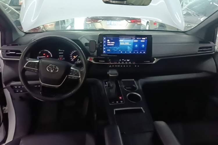 Used Toyota SIENNA 2023 2.5L Hybrid Deluxe Edition Center Console