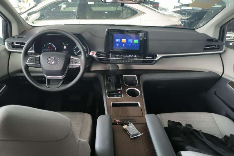 Used Toyota SIENNA 2023 2.5L Hybrid Comfort Edition Center Console