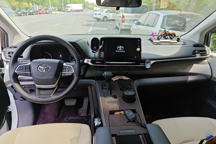 Used Toyota SIENNA 2023 2.5L Hybrid Comfort Edition Center Console