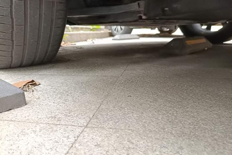 Used Toyota SIENNA 2023 2.5L Hybrid Platinum Edition Chassis Front Left