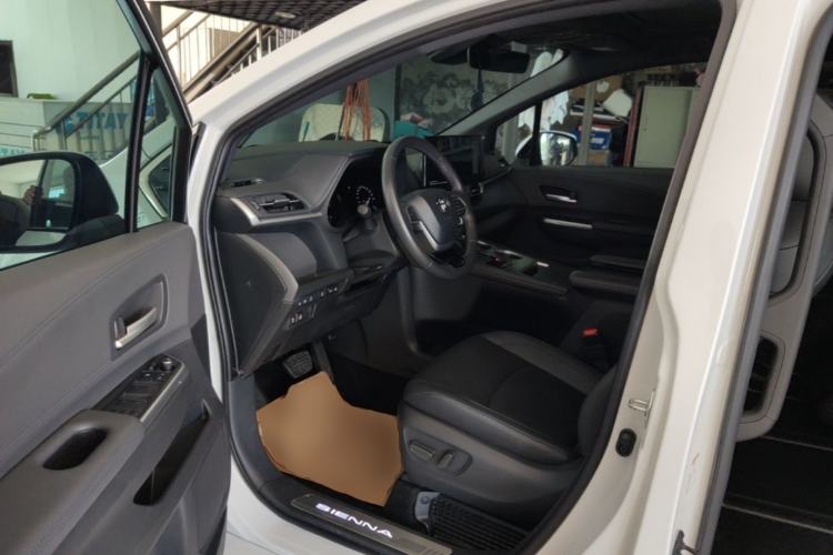 Used Toyota SIENNA 2023 2.5L Hybrid Deluxe Edition Driver Seat