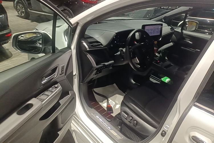 Used Toyota SIENNA 2023 2.5L Hybrid Platinum Edition Driver Seat
