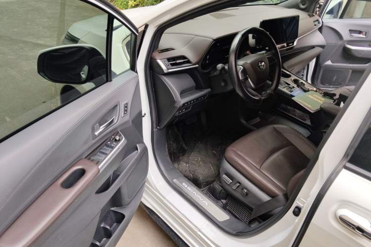Used Toyota SIENNA 2023 2.5L Hybrid Platinum Edition Driver Seat