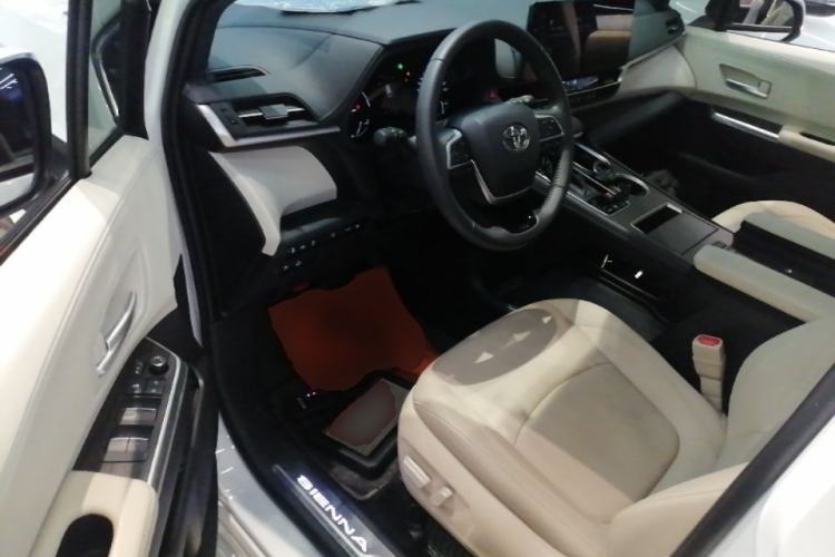 Used Toyota SIENNA 2023 2.5L Hybrid Deluxe Edition Driver Seat