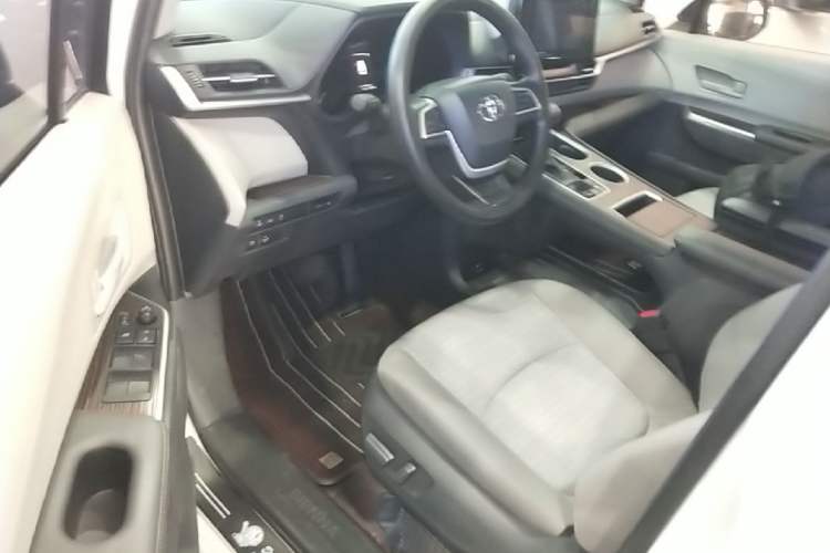 Used Toyota SIENNA 2023 2.5L Hybrid Comfort Edition Driver Seat