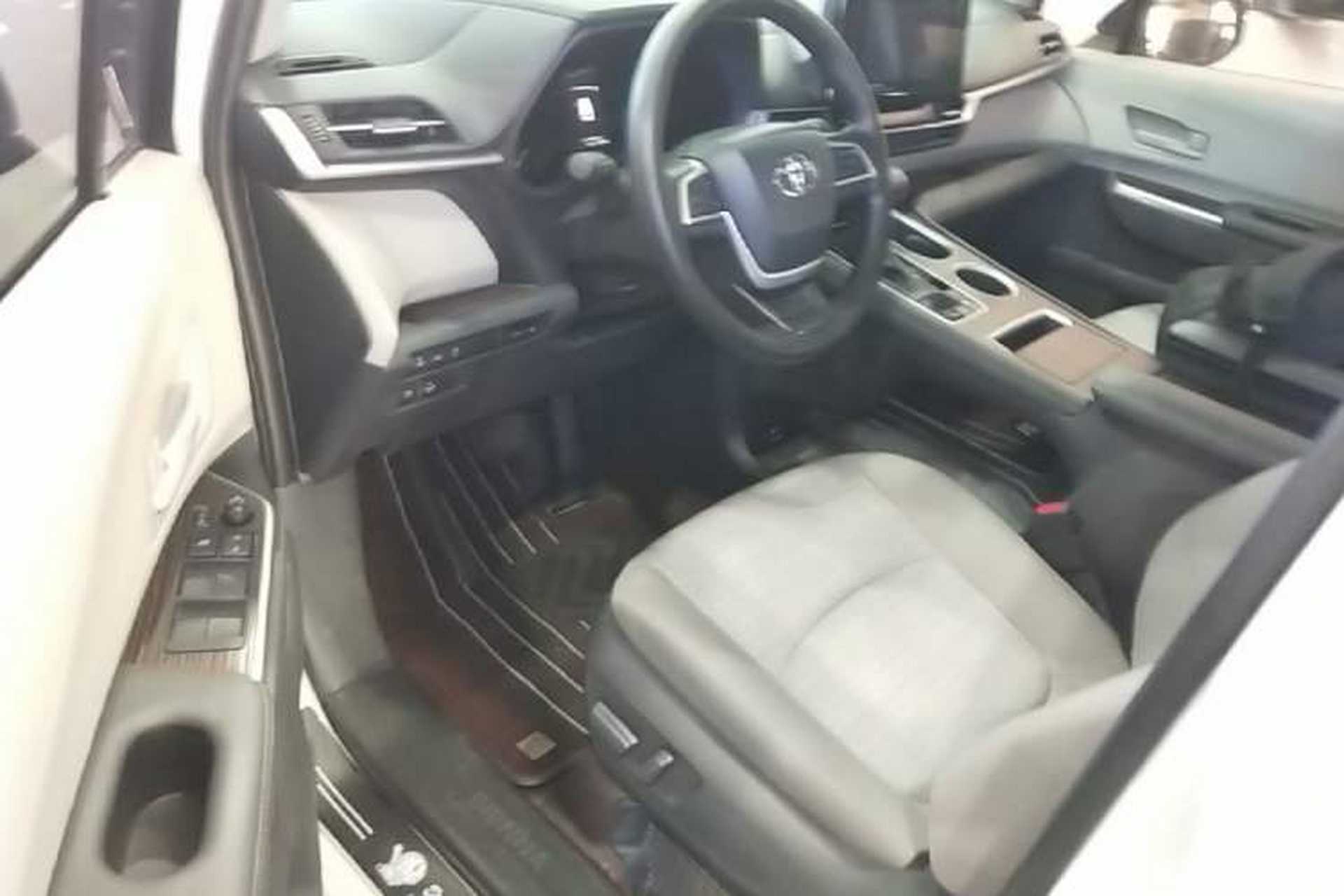 Used Toyota SIENNA 2023 2.5L Hybrid Comfort Edition Driver Seat
