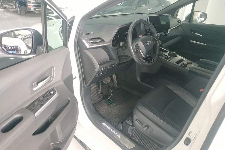 Used Toyota SIENNA 2023 2.5L Hybrid Deluxe Edition Driver Seat