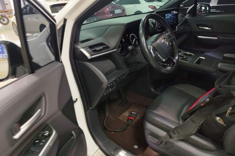 Used Toyota SIENNA 2023 2.5L Hybrid Deluxe Edition Driver Seat
