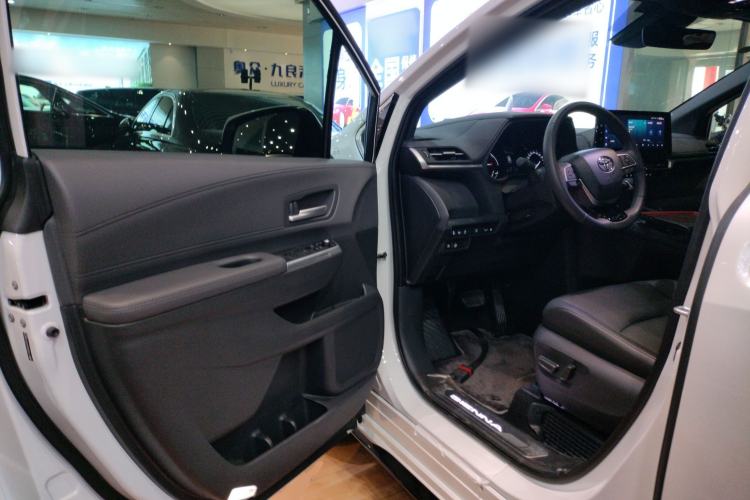 Used Toyota SIENNA 2023 2.5L Hybrid Deluxe Edition Driver Seat