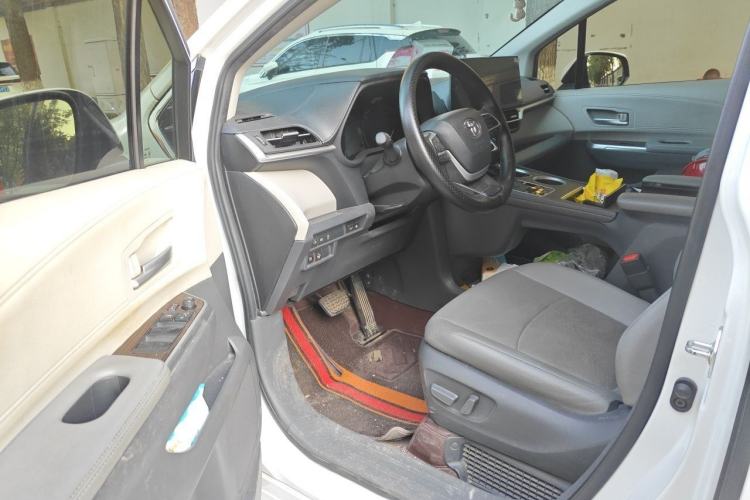 Used Toyota SIENNA 2023 2.5L Hybrid Luxury Edition Driver Seat