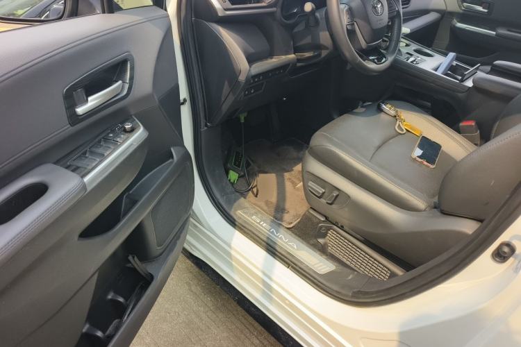 Used Toyota SIENNA 2023 2.5L Hybrid Deluxe Edition Driver Seat