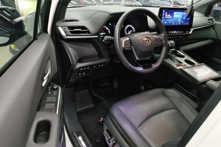 Used Toyota SIENNA 2023 2.5L Hybrid Deluxe Edition Driver Seat