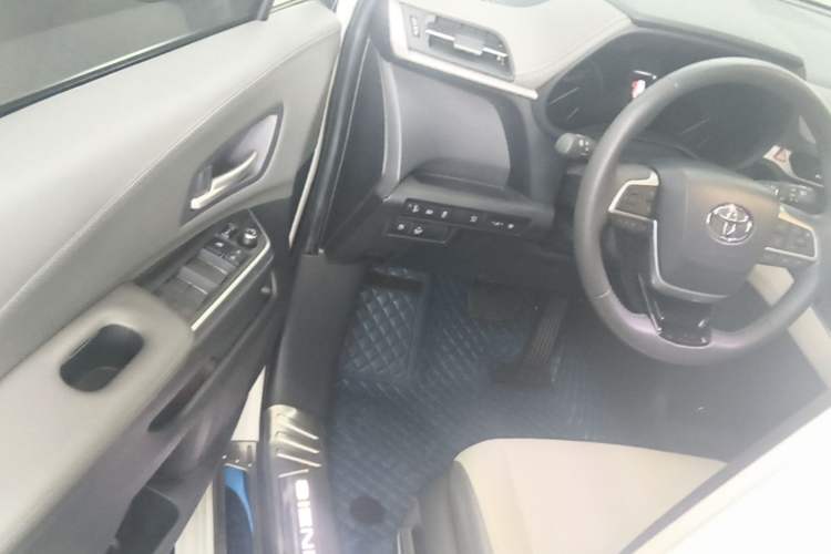 Used Toyota SIENNA 2023 2.5L Hybrid Deluxe Edition Driver Seat