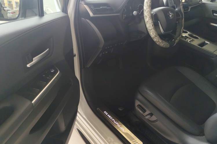 Used Toyota SIENNA 2023 2.5L Hybrid Deluxe Edition Driver Seat