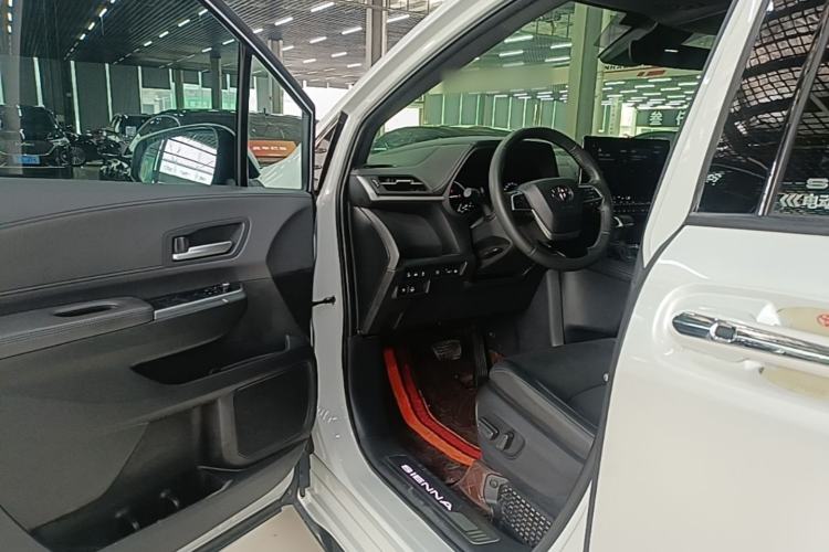 Used Toyota SIENNA 2023 2.5L Hybrid Deluxe Edition Driver Seat
