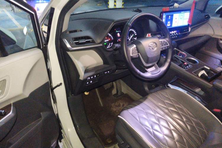 Used Toyota SIENNA 2023 2.5L Hybrid Comfort Edition Driver Seat