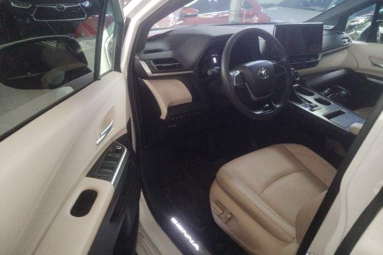 Used Toyota SIENNA 2023 2.5L Hybrid Deluxe Edition Driver Seat