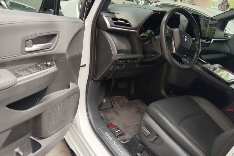 Used Toyota SIENNA 2023 2.5L Hybrid Deluxe Edition Driver Seat