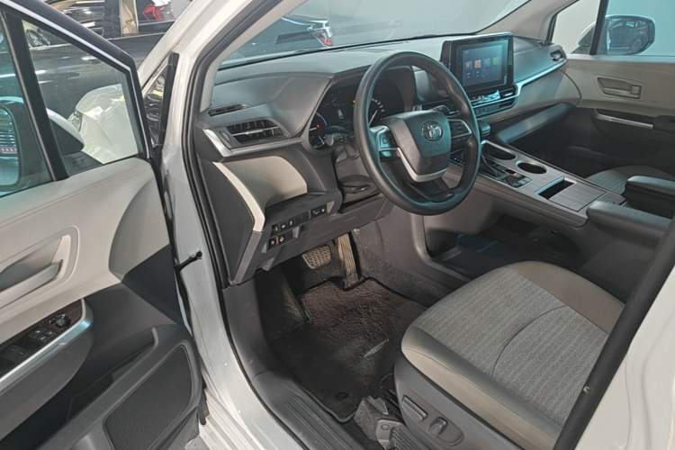Used Toyota SIENNA 2023 2.5L Hybrid Comfort Edition Driver Seat