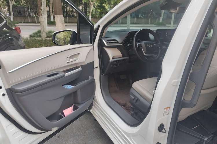 Used Toyota SIENNA 2023 2.5L Hybrid Comfort Edition Driver Seat