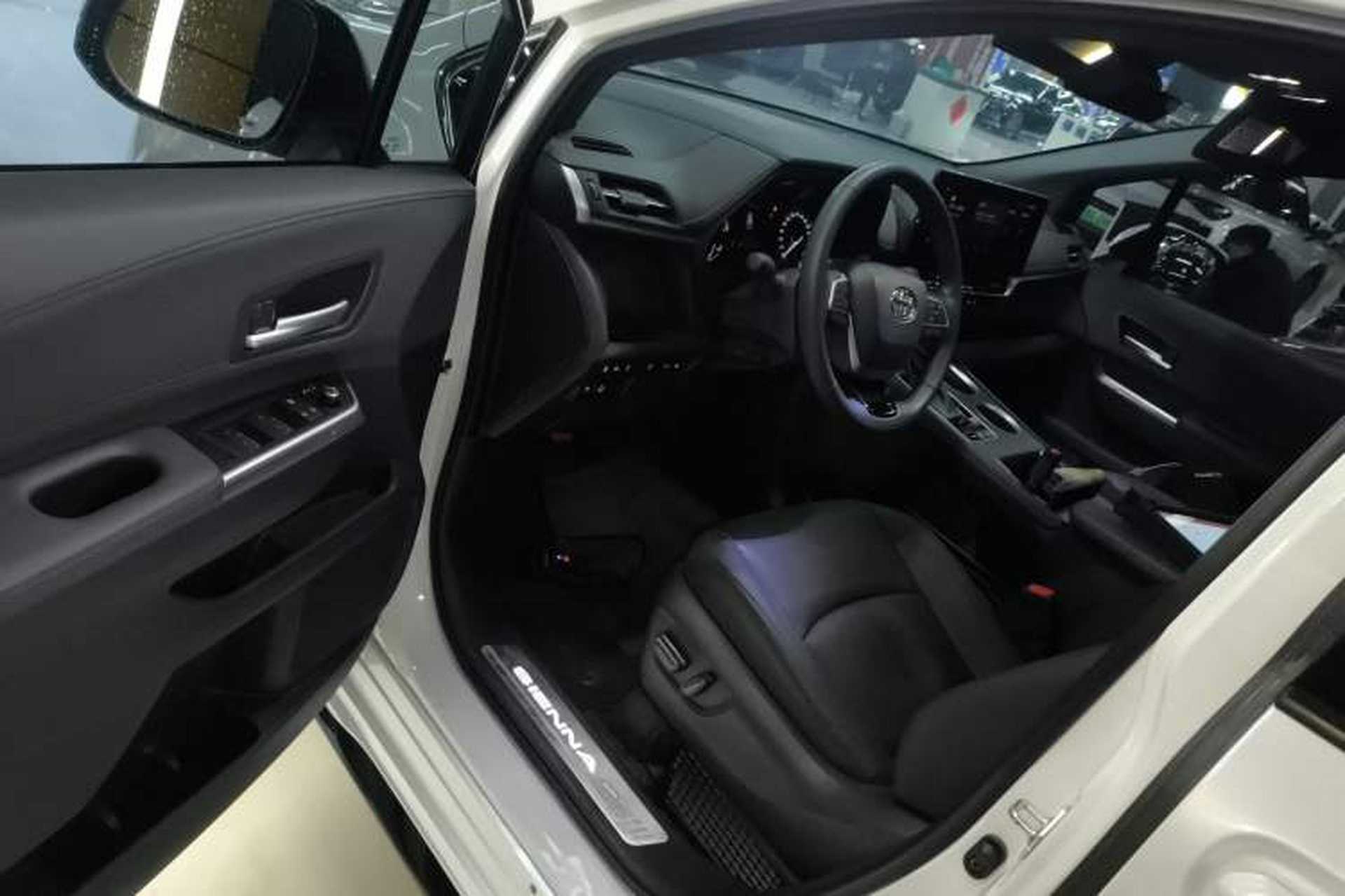Used Toyota SIENNA 2023 2.5L Hybrid Deluxe Edition Driver Seat