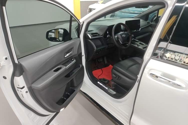 Used Toyota SIENNA 2023 2.5L Hybrid Deluxe Edition Driver Seat
