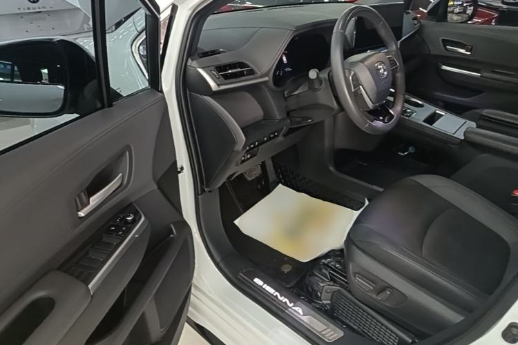 Used Toyota SIENNA 2023 2.5L Hybrid Deluxe Edition Driver Seat