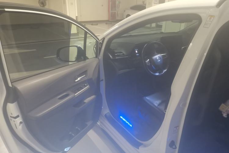 Used Toyota SIENNA 2023 2.5L Hybrid Deluxe Edition Driver Seat