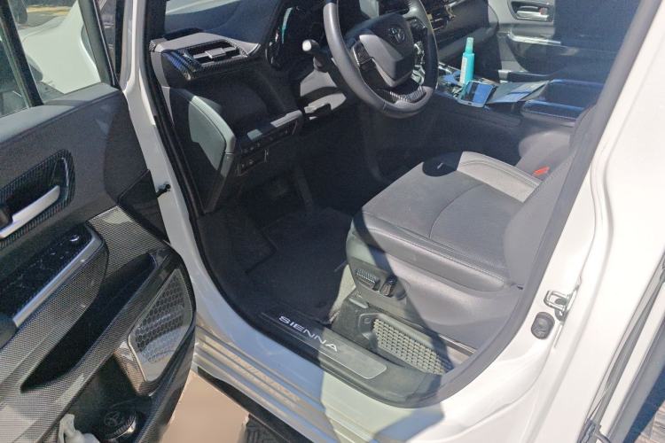 Used Toyota SIENNA 2023 2.5L Hybrid Deluxe Edition Driver Seat