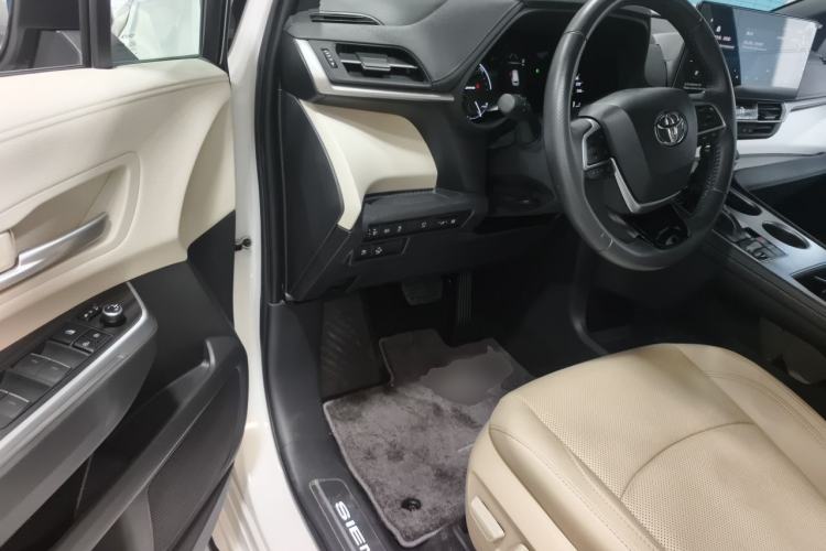 Used Toyota SIENNA 2023 2.5L Hybrid Deluxe Edition Driver Seat