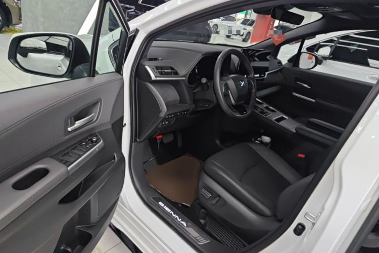 Used Toyota SIENNA 2023 2.5L Hybrid Deluxe Edition Driver Seat