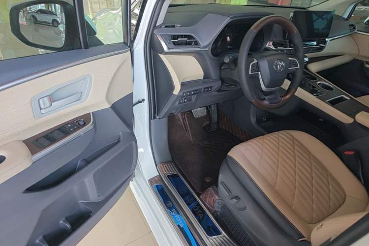 Used Toyota SIENNA 2023 2.5L Hybrid Comfort Edition Driver Seat