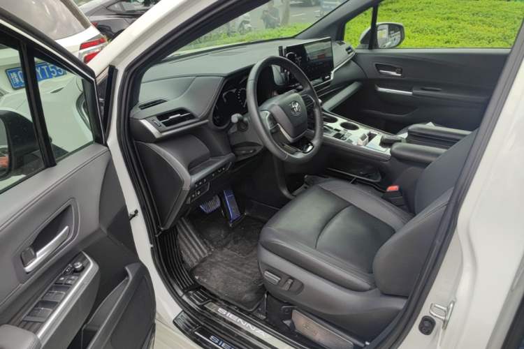 Used Toyota SIENNA 2023 2.5L Hybrid Deluxe Edition Driver Seat