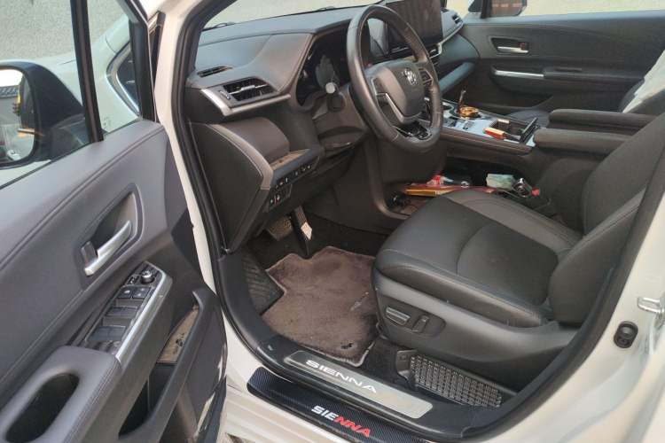 Used Toyota SIENNA 2023 2.5L Hybrid Deluxe Edition Driver Seat