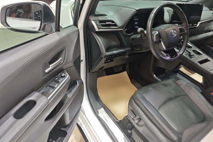 Used Toyota SIENNA 2023 2.5L Hybrid Deluxe Edition Driver Seat