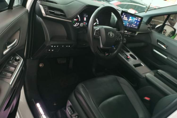 Used Toyota SIENNA 2023 2.5L Hybrid Deluxe Edition Driver Seat