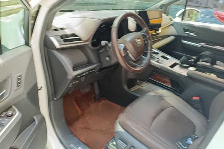 Used Toyota SIENNA 2023 2.5L Hybrid Platinum Edition Driver Seat