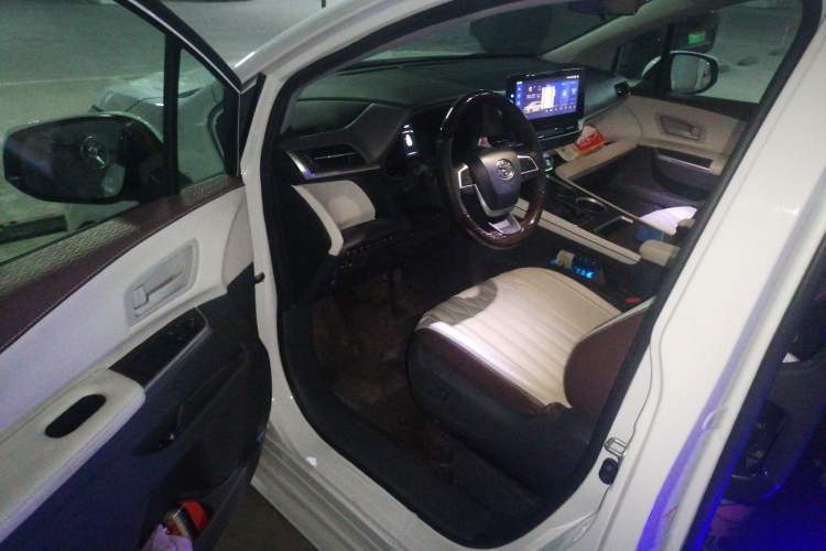 Used Toyota SIENNA 2023 2.5L Hybrid Comfort Edition Driver Seat