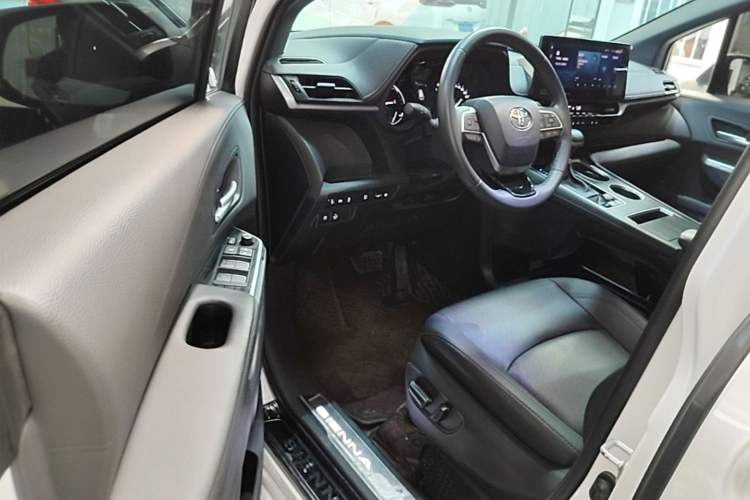 Used Toyota SIENNA 2023 2.5L Hybrid Deluxe Edition Driver Seat