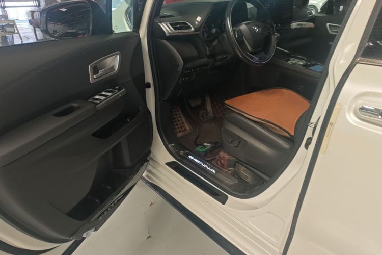 Used Toyota SIENNA 2023 2.5L Hybrid Deluxe Edition Driver Seat