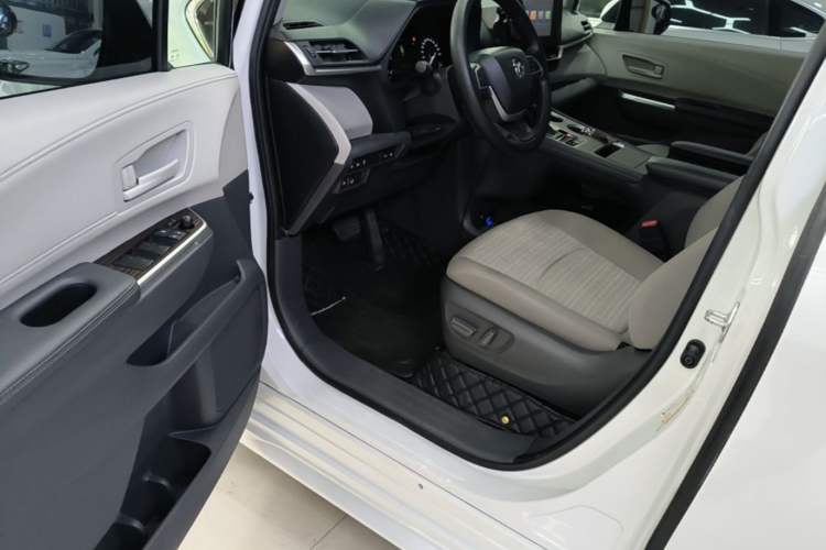 Used Toyota SIENNA 2023 2.5L Hybrid Comfort Edition Driver Seat