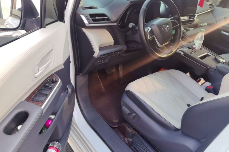 Used Toyota SIENNA 2023 2.5L Hybrid Comfort Edition Driver Seat