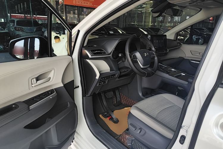 Used Toyota SIENNA 2023 2.5L Hybrid Comfort Edition Driver Seat