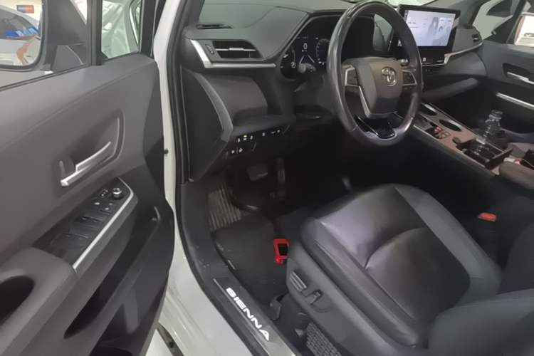 Used Toyota SIENNA 2023 2.5L Hybrid Deluxe Edition Driver Seat