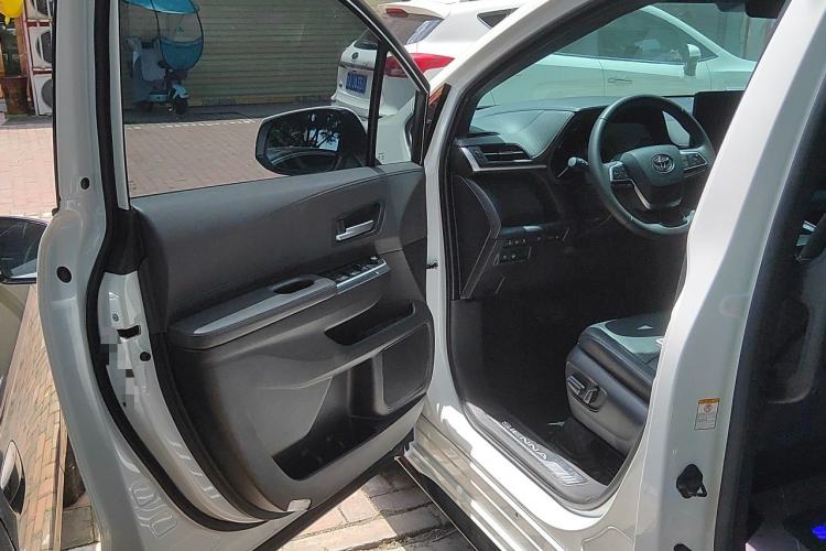 Used Toyota SIENNA 2023 2.5L Hybrid Deluxe Edition Driver Seat