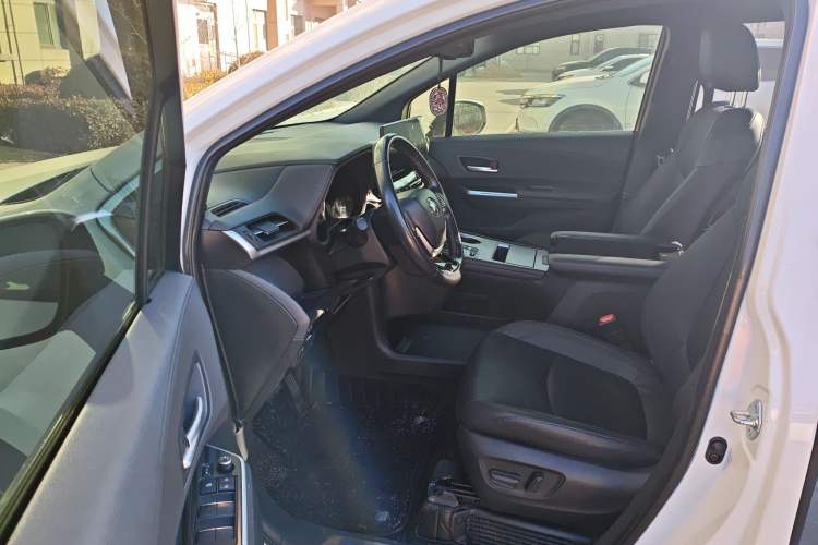 Used Toyota SIENNA 2023 2.5L Hybrid Deluxe Edition Driver Seat