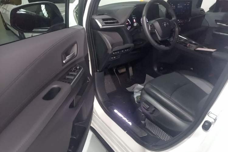 Used Toyota SIENNA 2023 2.5L Hybrid Deluxe Edition Driver Seat