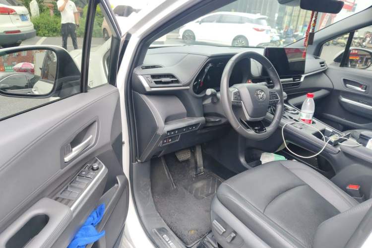Used Toyota SIENNA 2023 2.5L Hybrid Deluxe Edition Driver Seat